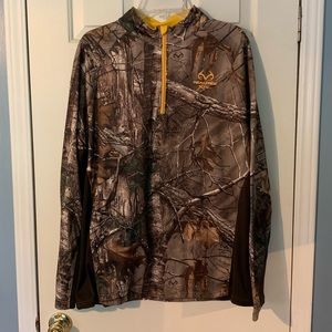 Realtree camo pullover in great condition!